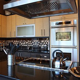 kitchen with unique backsplash